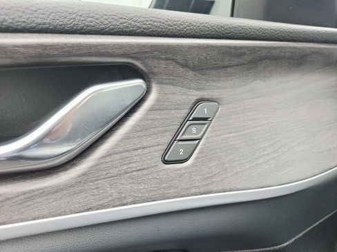 Used 2024 Jeep Grand Cherokee Limited w/ Black Appearance Package image 39