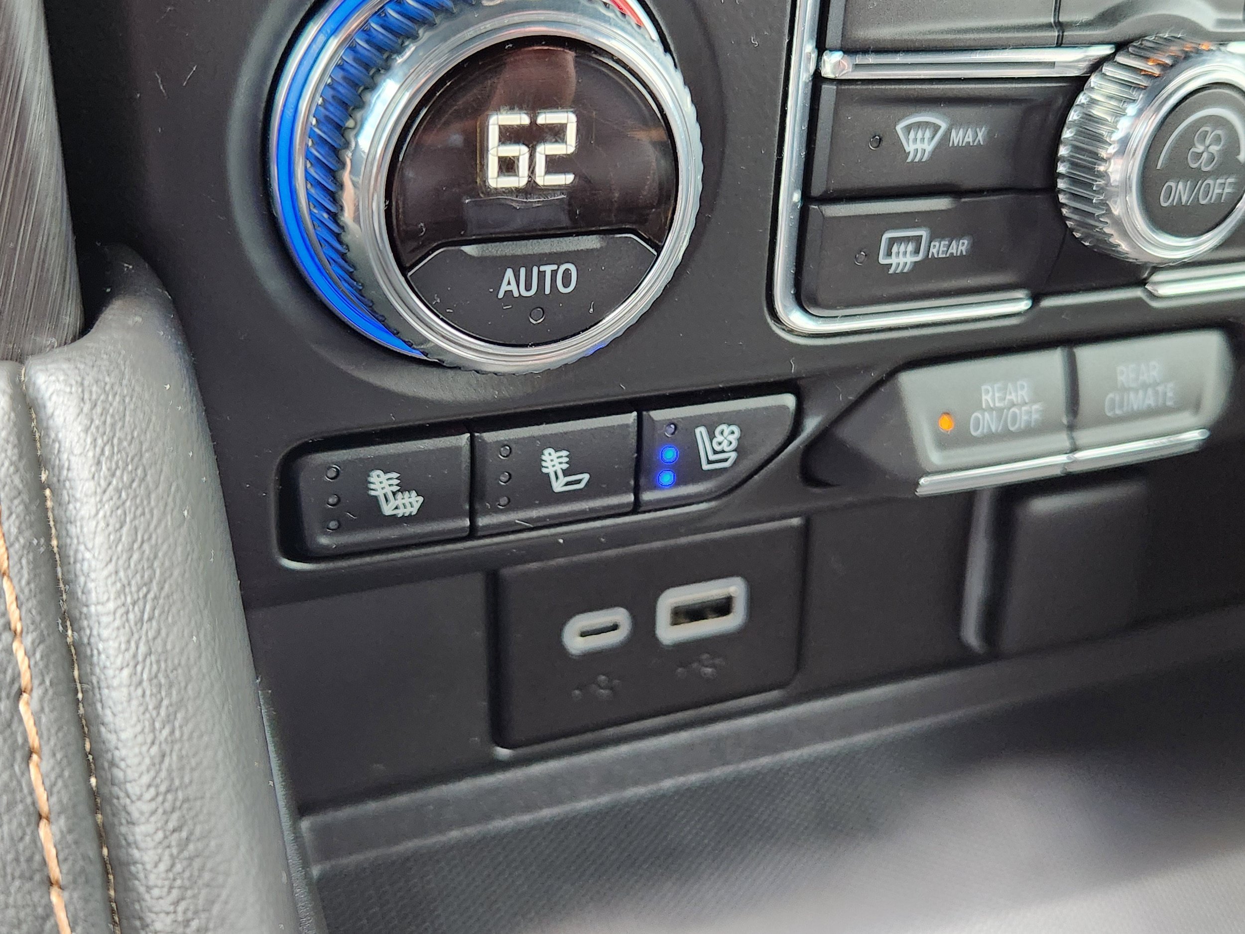 Used 2024 GMC Yukon AT4 w/ Technology Package AWD/4WD image 21