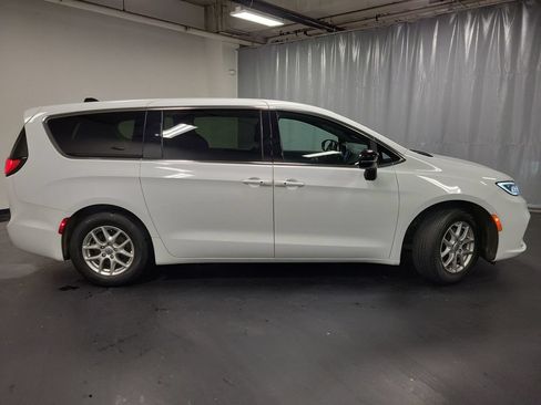 Used 2024 Chrysler Pacifica Touring FWD image 9