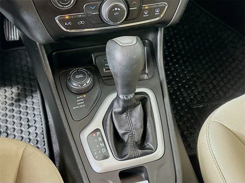 Used 2016 Jeep Cherokee Sport w/ Cold Weather Group image 17