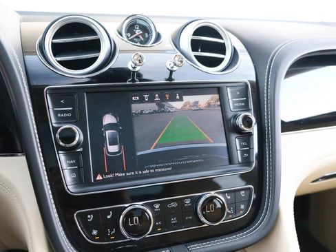 Used 2018 Bentley Bentayga image 45