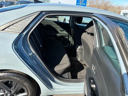 Used 2022 Hyundai Elantra SEL w/ Convenience Package image 18