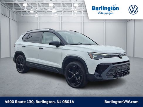 Certified 2025 Volkswagen Taos SE image 1