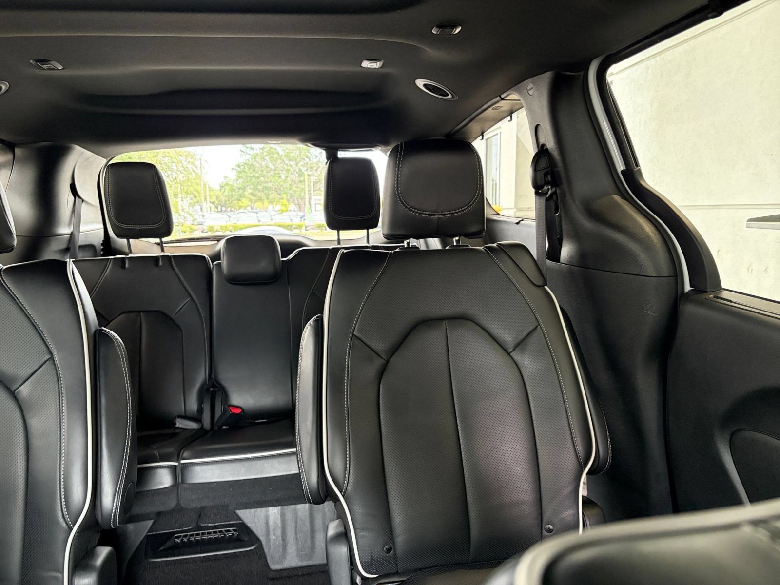 Used 2025 Chrysler Pacifica Limited FWD image 40