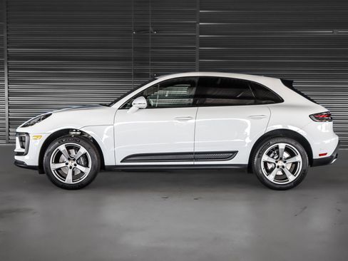 Certified 2023 Porsche Macan AWD/4WD image 2