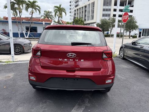 Used 2024 Hyundai Venue Limited FWD image 6
