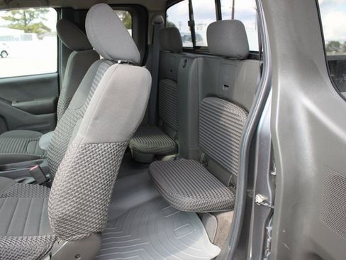 Used 2017 Nissan Frontier SV image 11