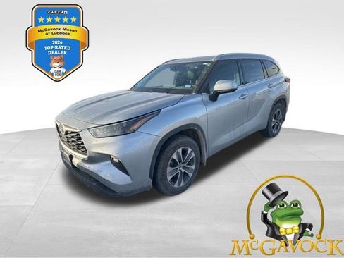 Used 2022 Toyota Highlander XLE image 1