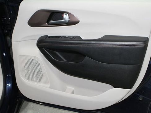 Used 2018 Chrysler Pacifica Touring-L Plus w/ Advanced Safetytec Group FWD image 21