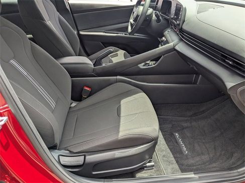 Used 2025 Hyundai Elantra Sport image 33