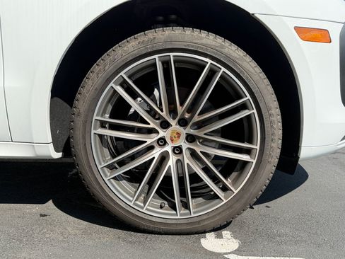 Certified 2025 Porsche Macan AWD/4WD image 8
