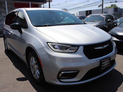 Used 2024 Chrysler Pacifica Touring-L FWD image 7