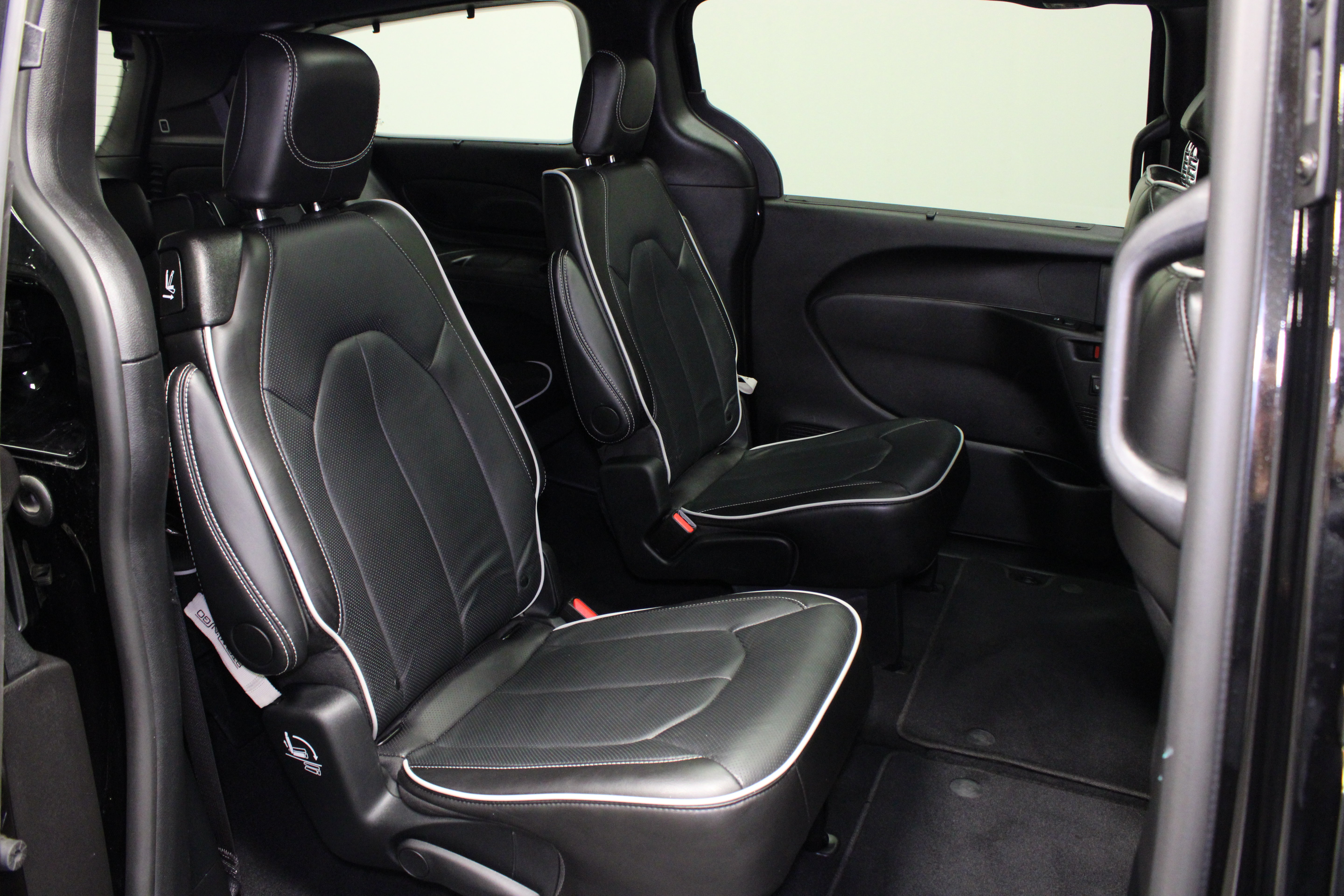 Used 2025 Chrysler Pacifica Limited FWD image 18