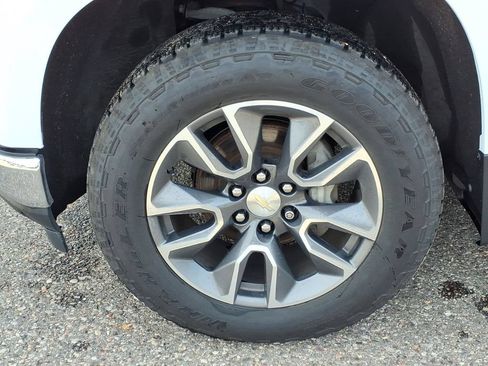 Used 2021 Chevrolet Silverado 1500 LT AWD/4WD image 9
