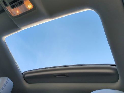 Used 2019 Toyota Highlander SE image 20