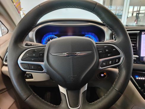 Used 2024 Chrysler Pacifica Touring-L image 12