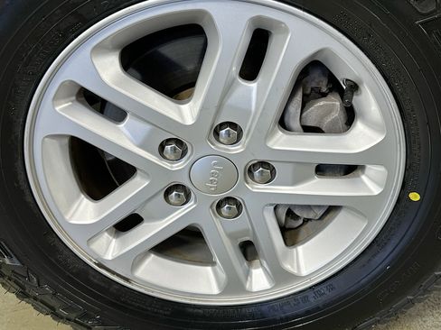 Used 2023 Jeep Grand Cherokee Laredo image 28