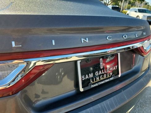 Used 2017 Lincoln Continental Select image 11