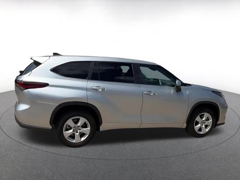 Used 2025 Toyota Highlander LE FWD image 10