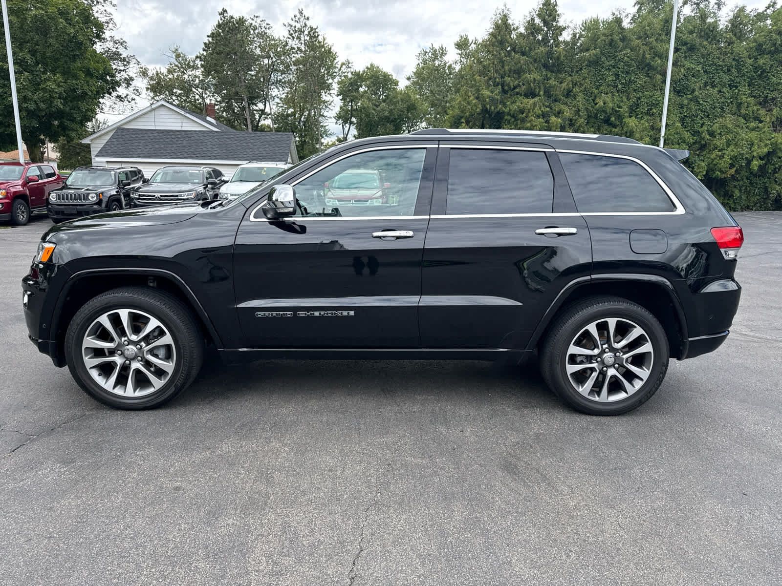 Used 2017 Jeep Grand Cherokee Overland w/ Jeep Active Safety Group AWD/4WD image 6