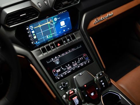 Used 2023 Lamborghini Urus S image 9