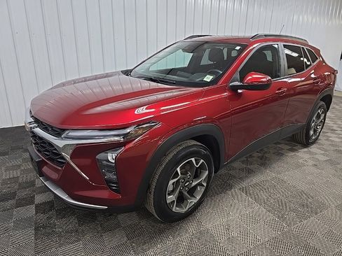 Used 2024 Chevrolet Trax LT w/ Sunroof Package image 8