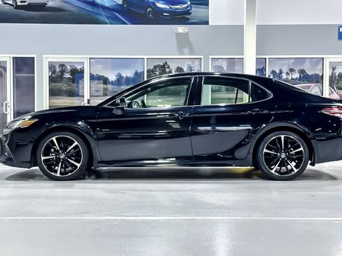 Used 2018 Toyota Camry XSE FWD image 2