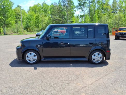Used 2006 Scion xB FWD image 2