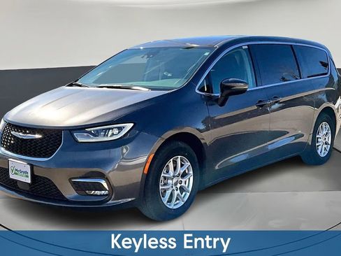 Used 2023 Chrysler Pacifica Touring-L FWD image 3