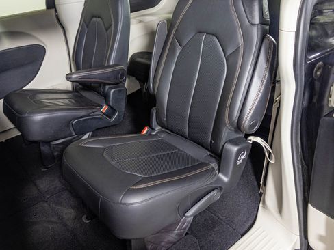 Used 2018 Chrysler Pacifica Touring-L image 38