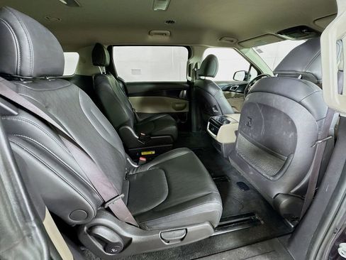 Used 2025 Kia Carnival FWD image 28