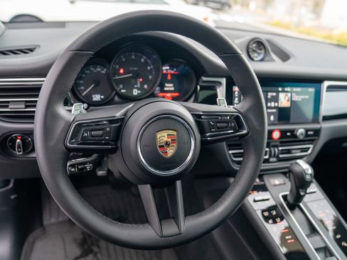 Certified 2025 Porsche Macan image 13