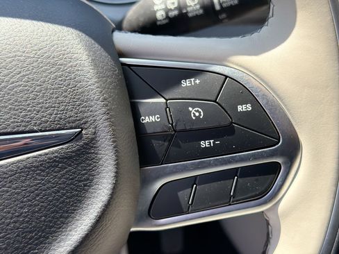 Used 2018 Chrysler Pacifica Limited FWD image 25