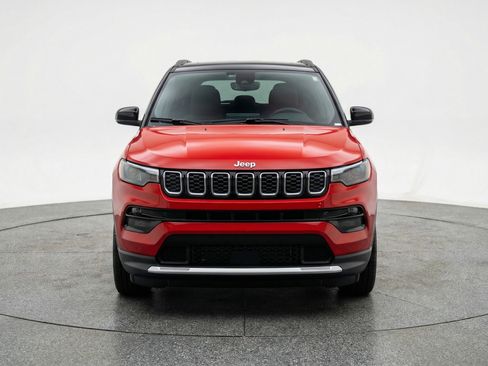 Used 2025 Jeep Compass Limited AWD/4WD image 2