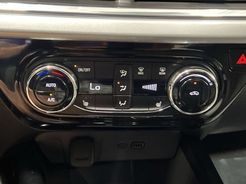 Used 2025 Chevrolet Trax LT w/ LT Convenience Package FWD image 18