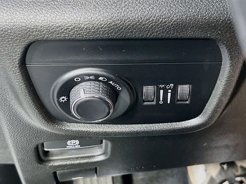 Used 2023 Jeep Grand Cherokee Laredo RWD image 10