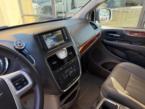 Used 2015 Chrysler Town & Country Touring image 6