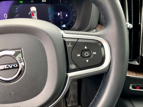 Used 2022 Volvo XC60 B5 Momentum w/ Climate Package image 25