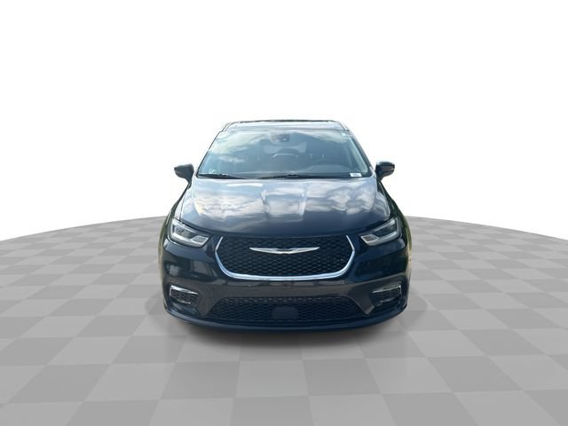 Used 2024 Chrysler Pacifica Touring-L FWD image 4