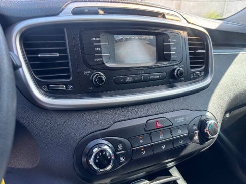 Used 2016 Kia Sorento FWD image 12