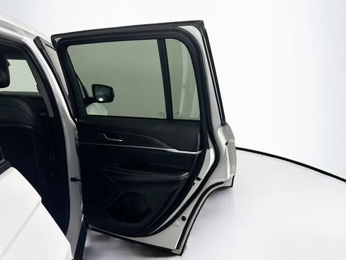 Used 2023 Jeep Grand Cherokee Limited w/ Black Appearance Package image 31