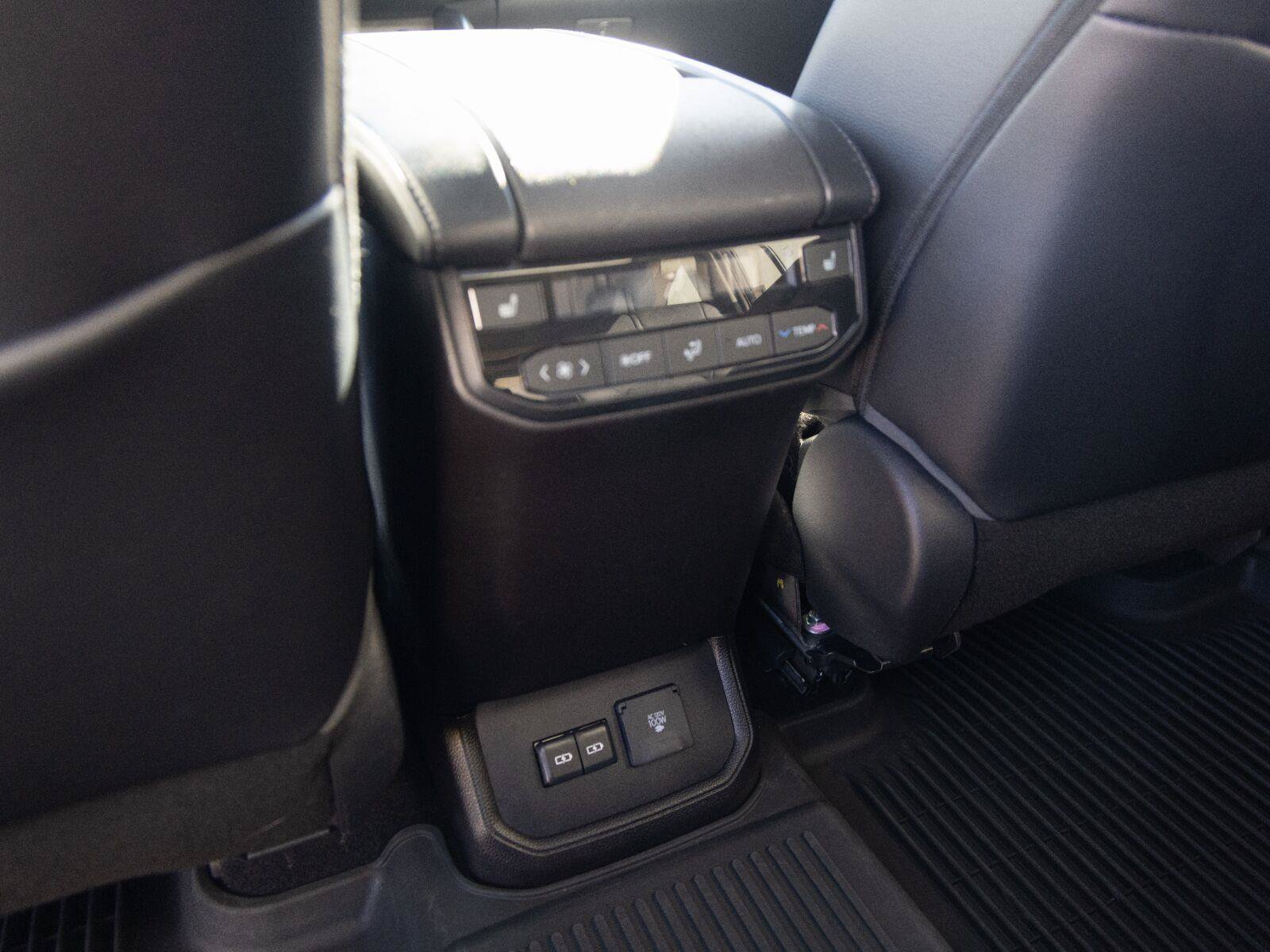 Used 2022 Toyota Highlander Platinum AWD/4WD image 30