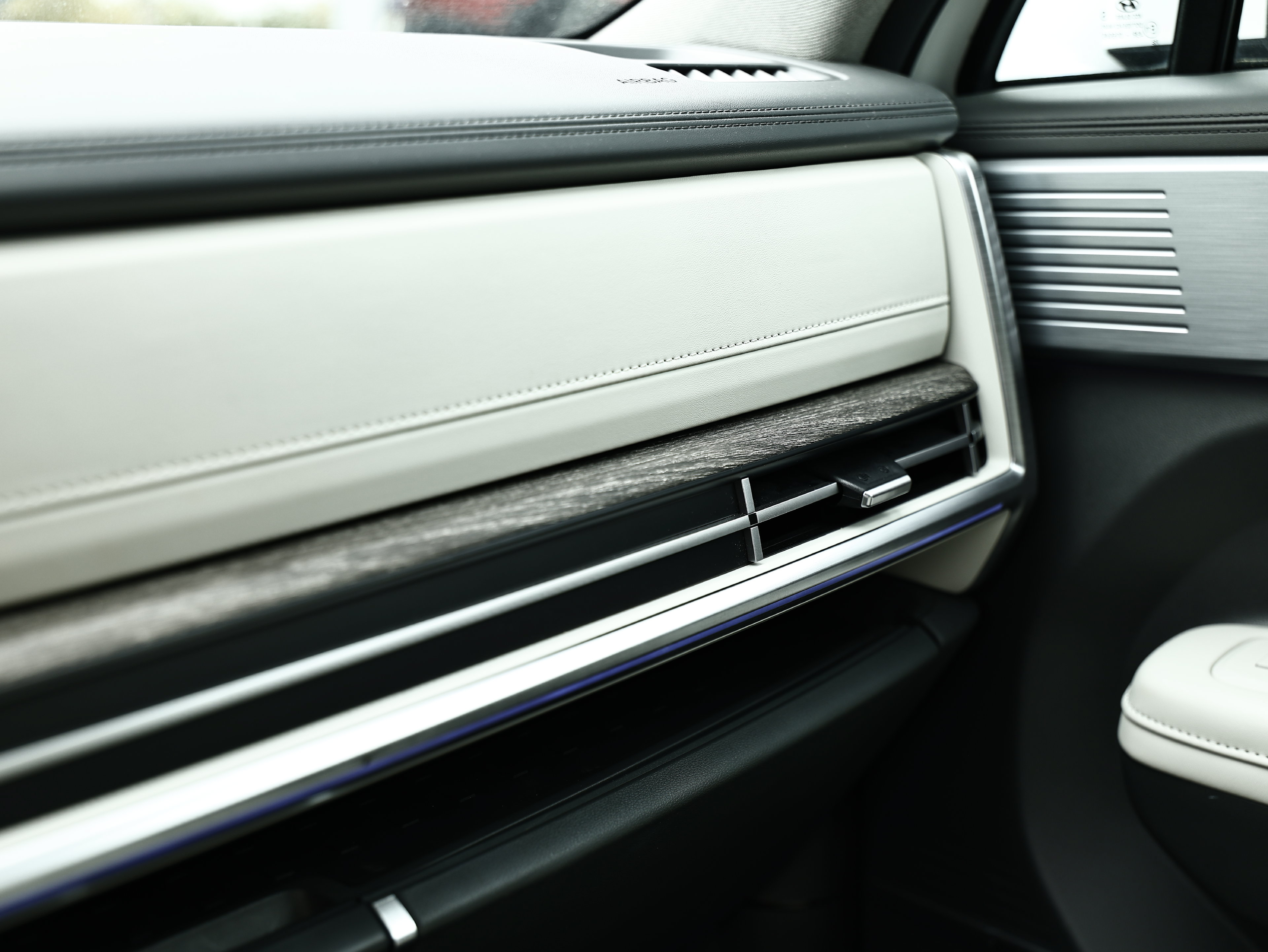 Used 2024 Hyundai Santa Fe Limited FWD image 41