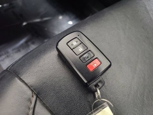 Used 2016 Toyota Highlander XLE AWD/4WD image 39