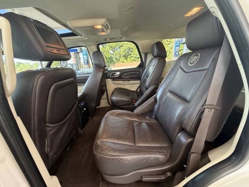 Used 2011 Cadillac Escalade Platinum AWD/4WD image 9
