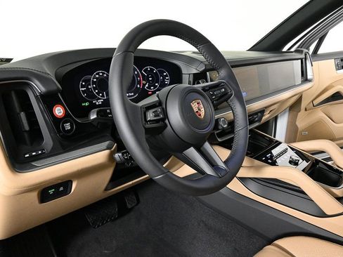 Used 2026 Porsche Cayenne AWD/4WD image 4