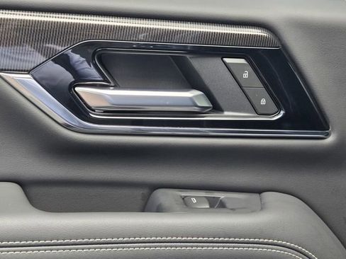 Used 2025 GMC Yukon XL Elevation image 18