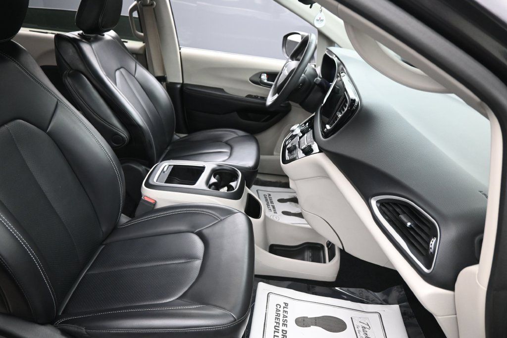 Used 2023 Chrysler Pacifica Touring-L FWD image 18