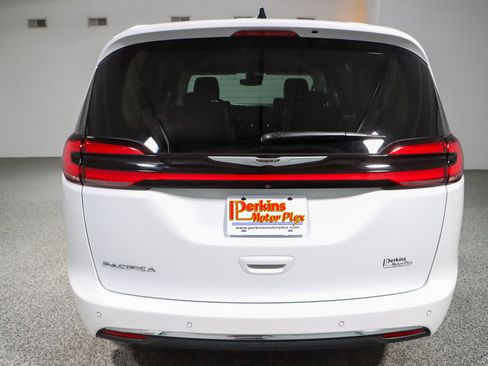 Used 2023 Chrysler Pacifica Touring-L FWD image 8