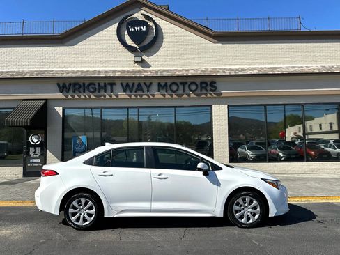 Used 2023 Toyota Corolla LE image 2